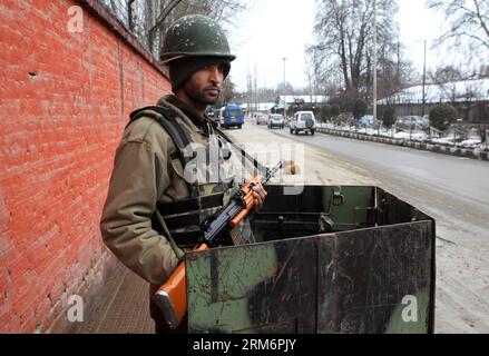 (140125) -- SRINAGAR, 25 gennaio 2014 (Xinhua) -- un gruppo paramilitare indiano si trova a guardia fuori dal Bakhshi Stadium, il principale luogo di celebrazione della festa della Repubblica dell'India, a Srinagar, capitale estiva del Kashmir controllato dagli indiani, 25 gennaio 2014. Le autorità del Kashmir controllato dagli indiani hanno intensificato l'apparato di sicurezza e hanno suonato cautela sabato, in vista della giornata della Repubblica Indiana che cade il 26 gennaio di ogni anno. (Xinhua/Javed Dar)(zhf) KASHMIR-SRINAGAR-SECURITY PUBLICATIONxNOTxINxCHN Srinagar Jan 25 2014 XINHUA A a Indian paramilitare Trooper sta di guardia fuori dal Bakhshi Stage, il Main Foto Stock