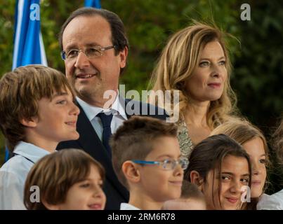 (140126) -- GERUSALEMME, (Xinhua) -- foto del file scattata il 17 novembre 2013, mostra la visita del presidente francese Francois Hollande (L, Rear) e della sua compagna Valerie Trierweiler in posa con i bambini durante una cerimonia ufficiale di benvenuto di stato nella residenza del presidente israeliano a Gerusalemme. Il presidente francese Francois Hollande ha confermato il 25 gennaio 2014, riferisce di una rottura con la sua compagna Valerie Trierweiler dopo che un rapporto della rivista ha rivelato il suo legame segreto con un'attrice. Parlando all'AFP, Hollande ha detto: "Vorrei far sapere che ho concluso la mia collaborazione con Valerie Trierweiler. (Xinhua/li Ru Foto Stock