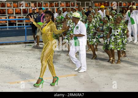 Gli artisti di una scuola di samba di nome Imperio Serrano nel gruppo Access prendono parte a una prova del Carnevale a Sambodromos a Rio de Janeiro, Brasile, 26 gennaio 2014. Con l'avvicinarsi del Carnevale annuale di Rio de Janeiro, i partecipanti hanno iniziato le loro prove presso il famoso Sambodromos nei giorni scorsi. (Xinhua/Xu Zijian) (zjl) BRASILE-RIO DE JANEIRO-CARNIVAL-REHEARSAL PUBLICATIONxNOTxINxCHN Performer di una scuola Samba di nome Imperio Serrano nel gruppo Access prendono parte a una prova del Carnevale A Rio de Janeiro Brasile gennaio 26 2014 mentre il Carnevale annuale di Rio de Janeiro si avvicina Foto Stock