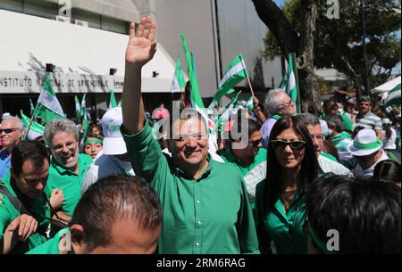 (140126) -- SAN JOSE, 26 gennaio 2014 (Xinhua) -- Johnny Araya (C), candidato presidenziale del partito di Liberazione Nazionale, saluta i suoi sostenitori durante una riunione elettorale in una piazza pubblica a San Jose, capitale della Costa Rica, il 26 gennaio 2014. Johnny Araya è al primo posto con il 18% delle intenzioni di voto, e la possibilità di un secondo turno elettorale è ancora latente, con meno di due settimane rimaste alle elezioni presidenziali del 2 febbraio, secondo un sondaggio pubblicato mercoledì su una rivista locale. (Xinuha/Kent Gilbert) (rt) (ah)(zjl) COSTA RICA-SAN JOSE-ELEZIONI POLITICHE P Foto Stock