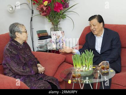 (140127) -- PECHINO, 27 gennaio 2014 (Xinhua) -- Liu Yunshan (R), membro del Comitato permanente dell'Ufficio politico del Comitato centrale del Partito Comunista Cinese (CPC), colloqui con il maestro dell'Opera di Pechino li Shiji a Pechino, capitale della Cina, 27 gennaio 2014. A nome del presidente Xi Jinping e del Comitato centrale del Partito Comunista Cinese (CPC), Liu ha visitato diverse icone culturali a Pechino e ha esteso i saluti lunari di Capodanno a tutti i lavoratori culturali del paese.(Xinhua/Huang Jingwen) (zgp) CHINA-BEIJING-LIU YUNSHAN-CULTURAL WORKERS-VISIT (CN) PUBLICATIONxNOTxINxCHN Beijing Jan Foto Stock