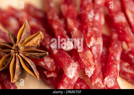 Carne di maiale essiccata fatta in casa per la conservazione a lungo termine, carne di maiale salata essiccata con spezie durante la cottura Foto Stock