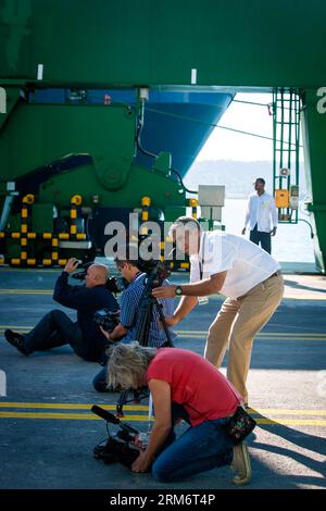 (140128) -- L'AVANA, 28 gennaio 2014 (Xinhua) -- i giornalisti sono visti nella prima fase della zona di sviluppo speciale di Cuba nel porto di Mariel, a circa 50 chilometri ad ovest di l'Avana, capitale di Cuba, il 27 gennaio 2013. Il leader cubano Raul Castro e il presidente brasiliano Dilma Rousseff lunedì hanno inaugurato la prima fase della zona di sviluppo speciale di Cuba nel porto di Mariel, un progetto largamente finanziato dal Brasile. (Xinhua/Liu Bin)(Aceria) CUBA-AVANA-ZONA DI SVILUPPO SPECIALE-PORTO DI MARIEL PUBLICATIONxNOTxINxCHN l'Avana Jan 28 2014 XINHUA Reporter sono laghi NELLA prima fase del Foto Stock