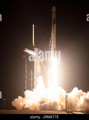 Un razzo SpaceX Falcon 9 che trasporta la navicella Dragon della compagnia viene lanciato nella missione SpaceX Crew-7 della NASA alla stazione spaziale Internazionale con l'astronauta Jasmin Moghbeli, l'astronauta ESA (Agenzia spaziale europea) Andreas Mogensen, l'astronauta Japan Aerospace Exploration Agency (JAXA) Satoshi Furukawa, e il cosmonauta Roscosmos Konstantin Borisov a bordo, sabato 26 agosto 2023, al Kennedy Space Center della NASA in Florida. La missione SpaceX Crew-7 della NASA è la settima missione di rotazione dell'equipaggio della navicella spaziale SpaceX Dragon e del razzo Falcon 9 verso la stazione spaziale Internazionale come parte della agen Foto Stock