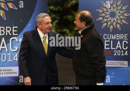 (140128) -- L'AVANA, 28 gennaio 2014 (Xinhua) -- il presidente cubano Raul Castro (L) stringe la mano con il suo omologo nicaraguense Daniel Ortega, durante l'apertura del secondo vertice della Comunità degli Stati latino-americani e caraibici (CELAC, per le sue iniziali in spagnolo), nella capitale cubana dell'Avana, il 28 gennaio 2014. Il vertice di due giorni si concentrerà sulla lotta contro la fame, la povertà e la disuguaglianza. (Xinhua/AVN) (jp) (ah) CUBA-HAVANA-POLITICS-CELAC PUBLICATIONxNOTxINxCHN l'Avana Jan 28 2014 XINHUA presidente cubano Raul Castro l Shakes mani con la sua parte del Nicaragua Daniel Ortega durante T Foto Stock