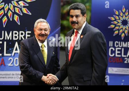 (140128) -- L'AVANA, 28 gennaio 2014 (Xinhua) -- il presidente cubano Raul Castro (L) stringe la mano con il suo omologo venezuelano Nicolas Maduro, durante l'apertura del secondo vertice della Comunità degli Stati latinoamericani e caraibici (CELAC, per le sue iniziali in spagnolo), nella capitale cubana dell'Avana, il 28 gennaio 2014. Il vertice di due giorni si concentrerà sulla lotta contro la fame, la povertà e la disuguaglianza. (Xinhua/AVN) (jp) (ah) CUBA-HAVANA-POLITICS-CELAC PUBLICATIONxNOTxINxCHN l'Avana Jan 28 2014 XINHUA presidente cubano Raul Castro l Shakes Hands with HIS Part of Venezuela Nicolas Maduro during Foto Stock