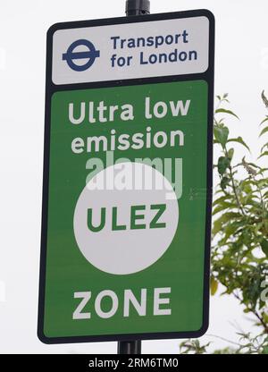 Foto del file datata 14/07/23 di un cartello informativo per la zona a emissioni ultra basse (Ulez) a Londra. Il sindaco di Londra Sadiq Khan accusò il governo di "armonizzare l'inquinamento atmosferico" prima della sua espansione della zona a bassissima emissione della capitale (Ulez). Da martedì, l'Ulez sarà ampliata per includere l'intera capitale, rendendola la più grande area di tassazione dell'inquinamento al mondo. Data di emissione: Domenica 27 agosto 2023. Foto Stock