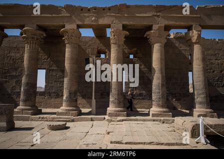 (140129) -- ASSUAN, 29 gennaio 2014 (Xinhua) -- Un turista scatta una foto nel Tempio di file ad Assuan, città turistica nel sud dell'Egitto, il 29 gennaio 2014. (Xinhua/Pan Chaoyue) EGITTO-ASSUAN-TURISMO PUBLICATIONxNOTxINxCHN Assuan Jan 29 2014 XINHUA un turista scatta una foto nel Tempio di file nella città turistica di Assuan nel sud dell'Egitto IL 29 2014 gennaio XINHUA Pan Chaoyue Egypt Aswan Tourism PUBLICATIONxNOTxINxCHN Foto Stock