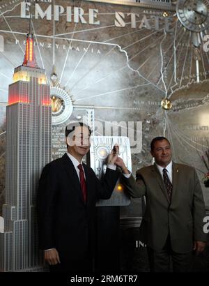 (140129) -- NEW YORK, 29 gennaio 2014 (Xinhua) -- Sun Guoxiang (L), Console generale cinese a New York, e Jean-Yves Ghazi, Direttore dell'Osservatorio dell'Empire State Building, illuminano il modello dell'Empire State Building durante la cerimonia di illuminazione dell'Empire State Building a New York, Stati Uniti, il 29 gennaio 2014. L'Empire State Building ha tenuto una cerimonia di illuminazione per celebrare il Capodanno lunare cinese, l'anno del cavallo, mercoledì. (Xinhua/Wu Rong) US-NEW YORK-EMPIRE STATE BUILDING-LIGHTING CEREMONY PUBLICATIONxNOTxINxCHN New York Jan 29 2014 XINHUA Sun Guoxiang l Console generale cinese in Foto Stock