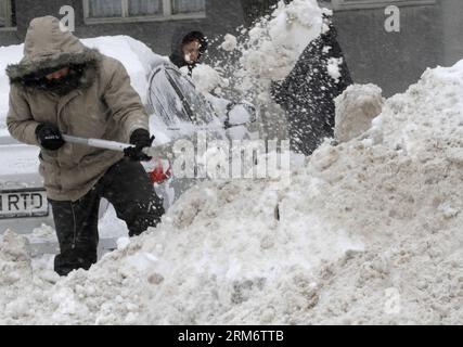 BUCAREST, 29 gennaio 2014 (Xinhua) -- Un residente locale rimuove la neve vicino alla sua auto a Bucarest, capitale della Romania, 29 gennaio 2014. Una nuova forte tempesta di neve mercoledì ha iniziato a colpire la capitale della Romania, così come il sud e il sud-est. Le autorità rumene hanno dichiarato lo stato di emergenza in altre quattro contee di Ialomita, Calarasi, Constanta e Tulcea per consentire una migliore risposta all'attuale tempesta di neve. (Xinhua/Gabriel Petrescu)(axy) ROMANIA-BUCAREST-EMERGENZA NEVE PUBLICATIONxNOTxINxCHN Bucarest Jan 29 2014 XINHUA un residente locale rimuove la neve vicino alla sua auto a Bucarest capitale di Ro Foto Stock