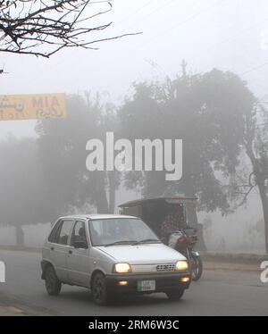 (140131) -- LAHORE, 31 gennaio 2014 (Xinhua) -- i pakistani vivono in nebbia fitta nel Pakistan orientale S Lahore, 31 gennaio 2014. Almeno quattro persone sono rimaste uccise e altre 27 ferite in incidenti stradali legati alla nebbia in diverse parti della provincia del Punjab, hanno riferito i media locali. (Xinhua/Jamil Ahmed)(ctt) PAKISTAN-LAHORE-WEATHER-FOG PUBLICATIONxNOTxINxCHN Lahore gennaio 31 2014 XINHUA Pakistanis Drive in Heavy Fog in Eastern Pakistan S Lahore gennaio 31 2014 almeno quattro celebrità sono state UCCISE e altre 27 ferite in incidenti stradali RELATIVI ALLA nebbia in diverse parti della provincia del Punjab i media locali hanno riferito XI Foto Stock