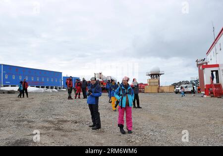 (140201) -- A BORDO DI XUELONG, 1 febbraio 2014 (Xinhua) -- i turisti cinesi visitano la stazione della grande Muraglia in Antartide, 31 gennaio 2014. Un gruppo di più di cento membri provenienti dalla Cina si è recato al Polo Sud. (Xinhua/Zhang Jiansong) (wf) ANTARTIDE-TOURISM-CHINA (CN) PUBLICATIONxNOTxINxCHN a bordo di XUELONG 1 febbraio 2014 XINHUA turisti cinesi visitano la stazione della grande Muraglia in Antartide gennaio 31 2014 un gruppo di oltre cento membri provenienti dalla Cina si è recato al Polo Sud XINHUA Zhang WF Antarctica Tourism China CN PUBLICATIONxNOTxINCHN Foto Stock
