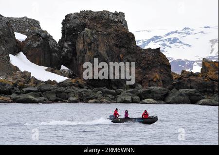 (140201) -- A BORDO DI XUELONG, 1 febbraio 2014 (Xinhua) -- Una barca di gomma con turisti cinesi naviga sul mare vicino alla stazione della grande Muraglia in Antartide, 31 gennaio 2014. Un gruppo di più di cento membri provenienti dalla Cina si è recato al Polo Sud. (Xinhua/Zhang Jiansong) (wf) ANTARTIDE-TOURISM-CHINA (CN) PUBLICATIONxNOTxINxCHN a bordo di XUELONG 1 febbraio 2014 XINHUA una barca di gomma con turisti cinesi NAVIGA SUL mare vicino alla stazione della grande Muraglia in Antartide gennaio 31 2014 un gruppo di oltre cento membri provenienti dalla Cina si è recato al Polo Sud XINHUA Zhang WF Antartide turismo Cina C. Foto Stock