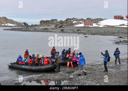 (140201) -- A BORDO DI XUELONG, 1 febbraio 2014 (Xinhua) -- i turisti cinesi sbarcano la stazione della grande Muraglia in Antartide, 31 gennaio 2014. Un gruppo di più di cento membri provenienti dalla Cina si è recato al Polo Sud. (Xinhua/Zhang Jiansong) (wf) ANTARTIDE-TOURISM-CHINA (CN) PUBLICATIONxNOTxINxCHN a bordo di XUELONG 1 febbraio 2014 XINHUA Chinese Tourist Country The Great Wall Station in Antartide gennaio 31 2014 un gruppo di oltre un centinaio di membri provenienti dalla Cina si è recato al Polo Sud XINHUA Zhang WF Antarctica Tourism China CN PUBLICATIONxNOTxINCHN Foto Stock