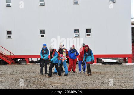 (140201) -- A BORDO DI XUELONG, 1 febbraio 2014 (Xinhua) -- i turisti cinesi visitano la stazione della grande Muraglia in Antartide, 31 gennaio 2014. Un gruppo di più di cento membri provenienti dalla Cina si è recato al Polo Sud. (Xinhua/Zhang Jiansong) (wf) ANTARTIDE-TOURISM-CHINA (CN) PUBLICATIONxNOTxINxCHN a bordo di XUELONG 1 febbraio 2014 XINHUA turisti cinesi visitano la stazione della grande Muraglia in Antartide gennaio 31 2014 un gruppo di oltre cento membri provenienti dalla Cina si è recato al Polo Sud XINHUA Zhang WF Antarctica Tourism China CN PUBLICATIONxNOTxINCHN Foto Stock
