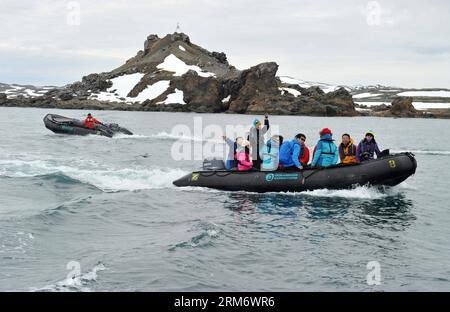 (140201) -- A BORDO DI XUELONG, 1 febbraio 2014 (Xinhua) -- Una barca di gomma con turisti cinesi naviga sul mare vicino alla stazione della grande Muraglia in Antartide, 31 gennaio 2014. Un gruppo di più di cento membri provenienti dalla Cina si è recato al Polo Sud. (Xinhua/Zhang Jiansong) (wf) ANTARTIDE-TOURISM-CHINA (CN) PUBLICATIONxNOTxINxCHN a bordo di XUELONG 1 febbraio 2014 XINHUA una barca di gomma con turisti cinesi NAVIGA SUL mare vicino alla stazione della grande Muraglia in Antartide gennaio 31 2014 un gruppo di oltre cento membri provenienti dalla Cina si è recato al Polo Sud XINHUA Zhang WF Antartide turismo Cina C. Foto Stock