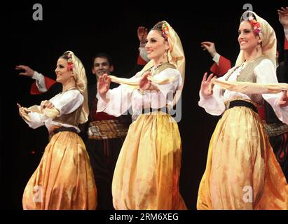 (140203) -- BANJA LUKA, 2 febbraio 2014 (Xinhua) -- il gruppo di danza popolare Kolo di Belgrado della Serbia si esibisce a Banja Luka, Bosnia-Erzegovina, il 2 febbraio 2014. Kolo conserva la tradizione della cultura serba, costumi popolari nativi e canti originali sin dal 1946. (Xinhua/Borislav Zdrinja) BOSNIA ED ERZEGOVINA-SERBIA-DANCE PUBLICATIONxNOTxINxCHN Banja Luka 2 febbraio 2014 XINHUA il Folk Dance Ensemble Kolo di Belgrado della Serbia si esibisce a Banja Luka Bosnia-Erzegovina IL 2 febbraio 2014 Kolo la tradizione della cultura serba costumi popolari NATIVI e CANTO originale dal 1946 Foto Stock