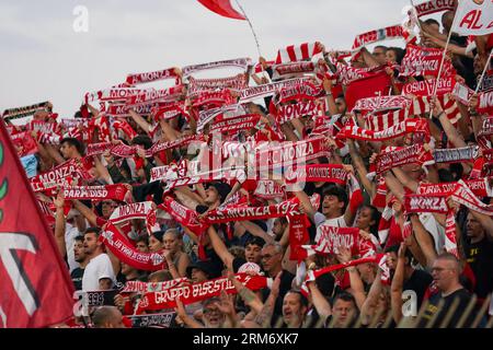 Tifosi dell'AC Monza durante la partita di campionato italiano di serie A tra AC Monza e Empoli FC il 26 agosto 2023 allo stadio U-Power di Monza, Italia credito: Agenzia fotografica indipendente/Alamy Live News Foto Stock