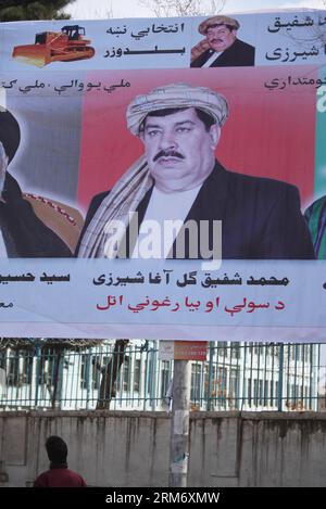 (140203) -- KABUL, 3 febbraio 2014 (Xinhua) -- Un poster del candidato presidenziale Gul Agha Sherzai è stato visto a Kabul, Afghanistan, il 3 febbraio 2014. La terza campagna elettorale presidenziale dell'Afghanistan dopo il crollo del regime talibano alla fine del 2001 è stata formalmente avviata domenica nel paese tormentato dal conflitto in mezzo a una stretta sicurezza, mentre il gruppo militante ha promesso di interrompere il processo elettorale. (Xinhua/Ahmad Massoud) AFGHANISTAN-KABUL-CAMPAGNA ELETTORALE PUBLICATIONxNOTxINxCHN Kabul 3 febbraio 2014 XINHUA un poster del candidato presidenziale GUL Agha Sherzai IS Lakes a Kabul Afghanistan IL 3 febbraio 2014 afghanista Foto Stock