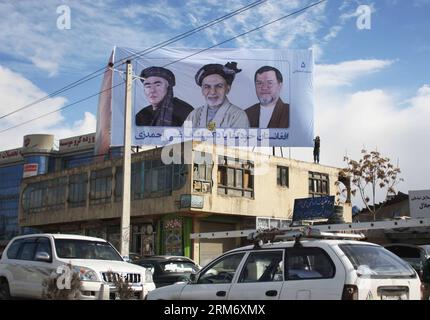 (140203) -- KABUL, 3 febbraio 2014 (Xinhua) -- un lavoratore afghano appende un poster del candidato presidenziale Ashraf Ghani Ahmadzai a Kabul, Afghanistan, il 3 febbraio 2014. La terza campagna elettorale presidenziale dell'Afghanistan dopo il crollo del regime talibano alla fine del 2001 è stata formalmente avviata domenica nel paese tormentato dal conflitto in mezzo a una stretta sicurezza, mentre il gruppo militante ha promesso di interrompere il processo elettorale. (Xinhua/Ahmad Massoud) AFGHANISTAN-KABUL-CAMPAGNA ELETTORALE PUBLICATIONxNOTxINxCHN Kabul 3 febbraio 2014 XINHUA al lavoratore afghano appende un poster del candidato presidenziale Ashraf Ghani a Kabul Foto Stock