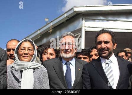(140203) -- KABUL, 3 febbraio 2014 (Xinhua) -- il candidato presidenziale Zalmai Rasoul (C) si pone per una foto con i suoi due candidati vice presidenziali durante un raduno elettorale a Kabul, Afghanistan, il 3 febbraio 2014. Lunedì scorso, un ex ministro degli Esteri Zalmai Rasoul ha promesso di sostenere la libertà di stampa e di rafforzare la democrazia nell'Afghanistan post-talebano se vincerà le prossime elezioni.(Xinhua/Ahmad Massoud) AFGHANISTAN-KABUL-CAMPAGNA ELETTORALE PUBLICATIONxNOTxINxCHN Kabul 3 febbraio 2014 il candidato presidenziale di XINHUA Zalmai Rasoul C posa per una foto con i suoi due Vice Foto Stock
