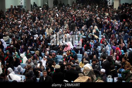 (140203) -- KABUL, 3 febbraio 2014 (Xinhua) -- i sostenitori del candidato presidenziale Zalmai Rasoul ascoltano il suo discorso durante un raduno elettorale a Kabul, Afghanistan, il 3 febbraio 2014. Lunedì scorso, un ex ministro degli Esteri Zalmai Rasoul ha promesso di sostenere la libertà di stampa e di rafforzare la democrazia nell'Afghanistan post-talebano se vincerà le prossime elezioni.(Xinhua/Ahmad Massoud) AFGHANISTAN-KABUL-CAMPAGNA ELETTORALE PUBLICATIONxNOTxINxCHN Kabul 3 febbraio 2014 XINHUA sostenitori del candidato presidenziale Zalmai Rasoul elenca al suo discorso durante la riunione ELETTORALE a Kabul Foto Stock