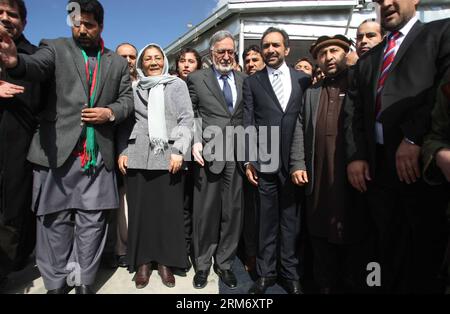 (140203) -- KABUL, 3 febbraio 2014 (Xinhua) -- il candidato presidenziale Zalmai Rasoul (C) si presenta con i suoi due candidati vicepresidenziali durante un raduno elettorale a Kabul, Afghanistan, il 3 febbraio 2014. Lunedì scorso, un ex ministro degli Esteri Zalmai Rasoul ha promesso di sostenere la libertà di stampa e di rafforzare la democrazia nell'Afghanistan post-talebano se vincerà le prossime elezioni.(Xinhua/Ahmad Massoud) AFGHANISTAN-KABUL-CAMPAGNA ELETTORALE PUBLICATIONxNOTxINxCHN Kabul 3 febbraio 2014 il candidato presidenziale di XINHUA Zalmai Rasoul C si trova con i suoi due candidati Vice Presidenziali du Foto Stock