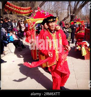 (140203) -- PECHINO, 2 febbraio 2014 (Xinhua) -- in questa foto scattata con uno smartphone il 2 febbraio 2014, i turisti cavalcano jiaozi, una sedia berlina cinese, alla Fiera del Tempio di Yuanmingyuan a Pechino, capitale della Cina. A Pechino, le fiere dei templi sono state un repertorio tipico durante il Festival di Primavera, caduto il 31 gennaio di quest'anno. Le persone si divertono alle fiere dei templi con vari cibi e spuntini e attività folcloristiche. (Xinhua/Shen Bohan) (lmm) CINA-BEIJING-SPRING FESTIVAL-TEMPLE FAIR-SMARTPHONE (CN) PUBLICATIONxNOTxINxCHN Pechino 2 febbraio 2014 XINHUA in questa foto scattata con uno smartphone o Foto Stock