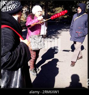 (140203) -- PECHINO, 3 febbraio 2014 (Xinhua) -- in questa foto scattata con uno smartphone il 3 febbraio 2014, i turisti possono gustare spuntini alla Fiera del Tempio di Changdian a Pechino, capitale della Cina. A Pechino, le fiere dei templi sono state un repertorio tipico durante il Festival di Primavera, caduto il 31 gennaio di quest'anno. Le persone si divertono alle fiere dei templi con vari cibi e spuntini e attività folcloristiche. (Xinhua/Shen Bohan) (lmm) CINA-BEIJING-SPRING FESTIVAL-TEMPLE FAIR-SMARTPHONE (CN) PUBLICATIONxNOTxINxCHN Pechino 3 febbraio 2014 XINHUA in questa foto scattata con uno smartphone IL 3 febbraio 2014 turisti Enjo Foto Stock