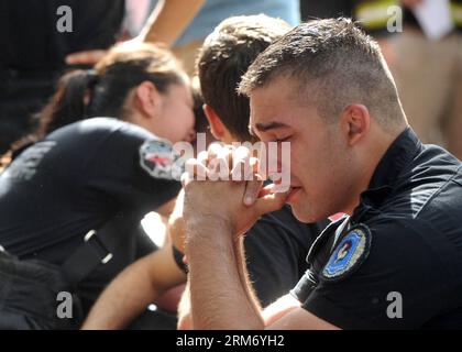 (140205) -- BUENOS AIRES, 5 febbraio 2014 (Xinhua) -- Un vigile del fuoco reagisce durante i lavori per spegnere l'incendio in un magazzino a Barracas, Buenos Aires, capitale dell'Argentina, 5 febbraio 2014. Almeno sette vigili del fuoco e soccorritori sono stati uccisi nel crollo del muro a causa dell'incendio. (Xinhua/TELAM) ARGENTINA-BUENOS AIRES-FIRE PUBLICATIONxNOTxINxCHN Buenos Aires 5 febbraio 2014 XINHUA un Vigili del fuoco reagisce durante i lavori per estinguere l'incendio IN un magazzino a Barracas Buenos Aires capitale dell'Argentina 5 febbraio 2014 almeno sette Vigili del fuoco e soccorso sono stati UCCISI nel crollo del muro a causa del F Foto Stock