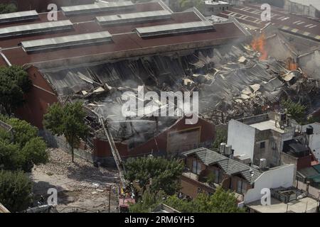 (140205) -- BUENOS AIRES, 5 febbraio 2014 (Xinhua) -- i vigili del fuoco tentano di spegnere un incendio in un magazzino a Buenos Aires, Argentina, 5 febbraio 2014. Almeno sette vigili del fuoco e soccorritori sono stati uccisi nel crollo del muro a causa dell'incendio. (Xinhua/Martin Zabala) (zw) ARGENTINA-BUENOS AIRES-FIRE PUBLICATIONxNOTxINxCHN Buenos Aires 5 febbraio 2014 i Vigili del fuoco XINHUA cercano di spegnere un incendio IN un magazzino a Buenos Aires Argentina 5 febbraio 2014 almeno sette Vigili del fuoco e soccorso sono stati UCCISI nel crollo del muro a causa dell'incendio XINHUA Martin Zabala ZW Argentina Buenos Aires Fire PUBLICATIONxNOTxINxCHN Foto Stock