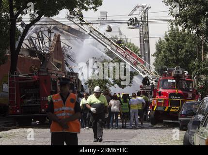 (140205) -- BUENOS AIRES, 5 febbraio 2014 (Xinhua) -- i vigili del fuoco cercano di spegnere un incendio in un magazzino a Barracas, Buenos Aires, capitale dell'Argentina, 5 febbraio 2014. Almeno sette vigili del fuoco e soccorritori sono stati uccisi nel crollo del muro a causa dell'incendio. (Xinhua/Martin Zabala) ARGENTINA-BUENOS AIRES-FIRE PUBLICATIONxNOTxINxCHN Buenos Aires 5 febbraio 2014 i Vigili del fuoco XINHUA cercano di spegnere un incendio IN un magazzino a Barracas Buenos Aires capitale dell'Argentina 5 febbraio 2014 ALMENO sette Vigili del fuoco e soccorso sono stati UCCISI nel crollo del muro a causa dell'incendio XINHUA Martin Zabala Argentina Buenos A Foto Stock