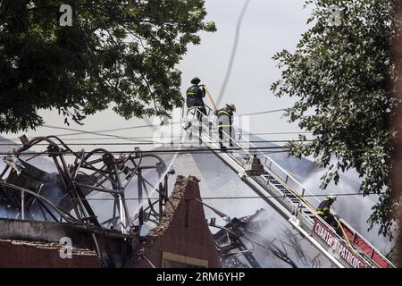 (140205) -- BUENOS AIRES, 5 febbraio 2014 (Xinhua) -- i vigili del fuoco cercano di spegnere un incendio in un magazzino a Barracas, Buenos Aires, capitale dell'Argentina, 5 febbraio 2014. Almeno sette vigili del fuoco e soccorritori sono stati uccisi nel crollo del muro a causa dell'incendio. (Xinhua/Martin Zabala) ARGENTINA-BUENOS AIRES-FIRE PUBLICATIONxNOTxINxCHN Buenos Aires 5 febbraio 2014 i Vigili del fuoco XINHUA cercano di spegnere un incendio IN un magazzino a Barracas Buenos Aires capitale dell'Argentina 5 febbraio 2014 ALMENO sette Vigili del fuoco e soccorso sono stati UCCISI nel crollo del muro a causa dell'incendio XINHUA Martin Zabala Argentina Buenos A Foto Stock