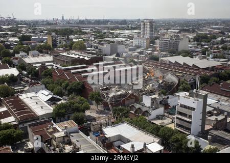 (140205) -- BUENOS AIRES, 5 febbraio 2014 (Xinhua) -- i vigili del fuoco tentano di spegnere un incendio in un magazzino a Buenos Aires, Argentina, 5 febbraio 2014. Almeno sette vigili del fuoco e soccorritori sono stati uccisi nel crollo del muro a causa dell'incendio. (Xinhua/Martin Zabala) (zw) ARGENTINA-BUENOS AIRES-FIRE PUBLICATIONxNOTxINxCHN Buenos Aires 5 febbraio 2014 i Vigili del fuoco XINHUA cercano di spegnere un incendio IN un magazzino a Buenos Aires Argentina 5 febbraio 2014 almeno sette Vigili del fuoco e soccorso sono stati UCCISI nel crollo del muro a causa dell'incendio XINHUA Martin Zabala ZW Argentina Buenos Aires Fire PUBLICATIONxNOTxINxCHN Foto Stock