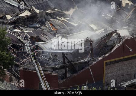 (140205) -- BUENOS AIRES, 5 febbraio 2014 (Xinhua) -- i vigili del fuoco tentano di spegnere un incendio in un magazzino a Buenos Aires, Argentina, 5 febbraio 2014. Almeno sette vigili del fuoco e soccorritori sono stati uccisi nel crollo del muro a causa dell'incendio. (Xinhua/Martin Zabala) (zw) ARGENTINA-BUENOS AIRES-FIRE PUBLICATIONxNOTxINxCHN Buenos Aires 5 febbraio 2014 i Vigili del fuoco XINHUA cercano di spegnere un incendio IN un magazzino a Buenos Aires Argentina 5 febbraio 2014 almeno sette Vigili del fuoco e soccorso sono stati UCCISI nel crollo del muro a causa dell'incendio XINHUA Martin Zabala ZW Argentina Buenos Aires Fire PUBLICATIONxNOTxINxCHN Foto Stock