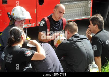 (140205) -- BUENOS AIRES, 5 febbraio 2014 (Xinhua) -- i vigili del fuoco reagiscono durante i lavori per spegnere l'incendio in un magazzino a Barracas, Buenos Aires, capitale dell'Argentina, 5 febbraio 2014. Almeno sette vigili del fuoco e soccorritori sono stati uccisi nel crollo del muro a causa dell'incendio. (Xinhua/TELAM) ARGENTINA-BUENOS AIRES-FIRE PUBLICATIONxNOTxINxCHN Buenos Aires 5 febbraio 2014 i vigili del fuoco di XINHUA reagiscono durante i lavori per estinguere l'incendio IN un magazzino a Barracas Buenos Aires capitale dell'Argentina 5 febbraio 2014 almeno sette vigili del fuoco e soccorso sono stati UCCISI nel crollo del muro a causa del fuoco X. Foto Stock
