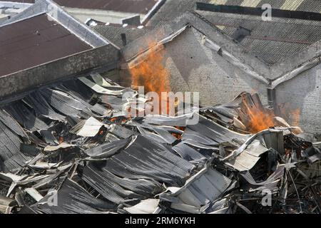 (140205) -- BUENOS AIRES, 5 febbraio 2014 (Xinhua) -- il fuoco inonda un magazzino a Buenos Aires, Argentina, 5 febbraio 2014. Almeno sette vigili del fuoco e soccorritori sono stati uccisi nel crollo del muro a causa dell'incendio. (Xinhua/Martin Zabala) (zw) ARGENTINA-BUENOS AIRES-FIRE PUBLICATIONxNOTxINxCHN Buenos Aires 5 febbraio 2014 il fuoco di XINHUA ingloba un magazzino a Buenos Aires Argentina 5 febbraio 2014 almeno sette vigili del fuoco e soccorso sono stati UCCISI nel crollo del muro a causa del fuoco XINHUA Martin Zabala ZW Argentina Buenos Aires Fire PUBLICATIONXNOTXINXCHN Foto Stock