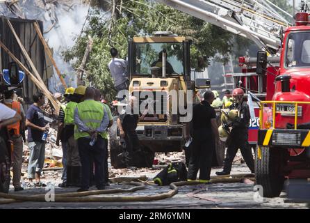 (140205) -- BUENOS AIRES, 5 febbraio 2014 (Xinhua) -- i vigili del fuoco cercano di spegnere un incendio in un magazzino a Barracas, Buenos Aires, capitale dell'Argentina, 5 febbraio 2014. Almeno sette vigili del fuoco e soccorritori sono stati uccisi nel crollo del muro a causa dell'incendio. (Xinhua/Martin Zabala) ARGENTINA-BUENOS AIRES-FIRE PUBLICATIONxNOTxINxCHN Buenos Aires 5 febbraio 2014 i Vigili del fuoco XINHUA cercano di spegnere un incendio IN un magazzino a Barracas Buenos Aires capitale dell'Argentina 5 febbraio 2014 ALMENO sette Vigili del fuoco e soccorso sono stati UCCISI nel crollo del muro a causa dell'incendio XINHUA Martin Zabala Argentina Buenos A Foto Stock