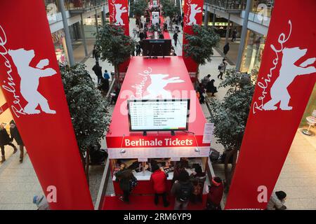 (140205) -- BERLINO, 5 febbraio 2014 (Xinhua) -- gli appassionati di cinema acquistano i biglietti per il prossimo Berlinale Film Festival in un centro commerciale di Potsdamer Platz a Berlino, Germania, il 5 febbraio 2014. Il 64° Festival del Cinema di Berlinale si svolgerà dal 5 al 16 febbraio presso Potsdamer Platz di Berlino, presentando un totale di 409 film, con 20 in competizione per l'Orso d'Oro. (Xinhua/Zhang fan) GERMANIA-BERLINO-BERLINALE FILM FESTIVAL PUBLICATIONxNOTxINxCHN Berlino 5 febbraio 2014 gli appassionati del cinema XINHUA acquistano i biglietti per il prossimo Berlinale Film Festival PRESSO un centro commerciale di Potsdam Square a Berlino G. Foto Stock