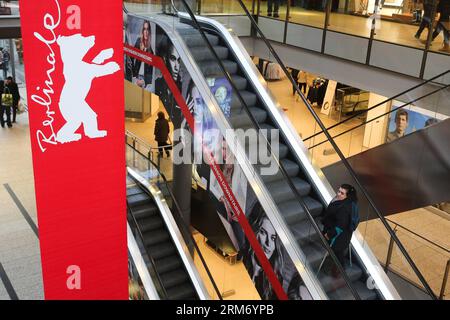 (140205) -- BERLINO, 5 febbraio 2014 (Xinhua) -- Un pedone passa accanto a uno striscione del prossimo Berlinale Film Festival in un centro commerciale di Potsdamer Platz a Berlino, Germania, il 5 febbraio 2014. Il 64° Festival del Cinema di Berlinale si svolgerà dal 5 al 16 febbraio presso Potsdamer Platz di Berlino, presentando un totale di 409 film, con 20 in competizione per l'Orso d'Oro. (Xinhua/Zhang fan) GERMANIA-BERLINO-BERLINALE FILM FESTIVAL PUBLICATIONxNOTxINxCHN Berlino 5 febbraio 2014 XINHUA un passo pedonale vicino a uno striscione del prossimo Berlinale Film Festival PRESSO un centro commerciale di Potsdam Square a Berlino Ger Foto Stock