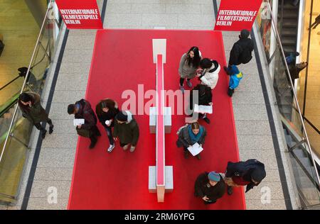 (140205) -- BERLINO, 5 febbraio 2014 (Xinhua) -- gli appassionati di cinema acquistano i biglietti per il prossimo Berlinale Film Festival in un centro commerciale di Potsdamer Platz a Berlino, Germania, il 5 febbraio 2014. Il 64° Festival del Cinema di Berlinale si svolgerà dal 5 al 16 febbraio presso Potsdamer Platz di Berlino, presentando un totale di 409 film, con 20 in competizione per l'Orso d'Oro. (Xinhua/Zhang fan) GERMANIA-BERLINO-BERLINALE FILM FESTIVAL PUBLICATIONxNOTxINxCHN Berlino 5 febbraio 2014 gli appassionati del cinema XINHUA acquistano i biglietti per il prossimo Berlinale Film Festival PRESSO un centro commerciale di Potsdam Square a Berlino G. Foto Stock