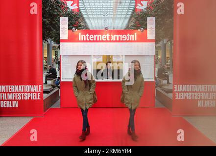 (140205) -- BERLINO, 5 febbraio 2014 (Xinhua) -- Un pedone passa accanto a una biglietteria del prossimo Berlinale Film Festival in un centro commerciale di Potsdamer Platz a Berlino, Germania, il 5 febbraio 2014. Il 64° Festival del Cinema di Berlinale si svolgerà dal 5 al 16 febbraio presso Potsdamer Platz di Berlino, presentando un totale di 409 film, con 20 in competizione per l'Orso d'Oro. (Xinhua/Zhang fan) GERMANIA-BERLINO-BERLINALE FILM FESTIVAL PUBLICATIONxNOTxINxCHN Berlino 5 febbraio 2014 XINHUA un passo pedonale con una biglietteria del prossimo Berlinale Film Festival PRESSO un centro commerciale di Potsdam Square in BE Foto Stock