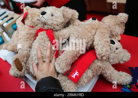 (140205) -- BERLINO, 5 febbraio 2014 (Xinhua) -- Peopel acquista orsi giocattolo, mascotte del prossimo Berlinale Film Festival, in un centro commerciale di Potsdamer Platz a Berlino, Germania, il 5 febbraio 2014. Il 64° Festival del Cinema di Berlinale si svolgerà dal 5 al 16 febbraio presso Potsdamer Platz di Berlino, presentando un totale di 409 film, con 20 in competizione per l'Orso d'Oro. (Xinhua/Zhang fan) GERMANIA-BERLINO-BERLINALE FILM FESTIVAL PUBLICATIONxNOTxINxCHN Berlino 5 febbraio 2014 XINHUA Peopel Acquista la mascotte degli orsi dei giocattoli del prossimo Berlinale Film Festival PRESSO un centro commerciale di Potsdam Square a Berlino Germania Foto Stock