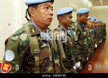 (140206) -- PHNOM PENH, 6 febbraio 2014 (Xinhua) -- forze di pace cambogiane schierate a Phnom Penh, Cambogia, 6 febbraio 2014. La Cambogia è pronta a inviare truppe per unirsi a una forza di pace delle Nazioni Unite nella nazione dell'Africa occidentale del Mali lacerata dal conflitto domenica, alti funzionari hanno detto giovedì. (Xinhua/Sovannara) CAMBOGIA-PHNOM PENH-PEACEKEEPING TROOP PUBLICATIONxNOTxINxCHN Phnom Penh 6 febbraio 2014 XINHUA Cambodian Peacekeepers Line Up a Phnom Penh Cambodia 6 febbraio 2014 la Cambogia È pronta a inviare truppe per unirsi a una forza di pace delle Nazioni Unite nel CONFLITTO lacerato Nazione dell'Africa OCCIDENTALE del Mali su Foto Stock