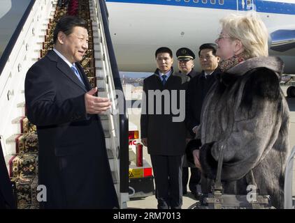 (140206) -- SOCHI, 6 febbraio 2014 (Xinhua) -- il presidente cinese Xi Jinping (1st L) arriva a Sochi, Russia, 6 febbraio 2014. XI parteciperà alla cerimonia di apertura dei XXII Giochi Olimpici invernali qui, su invito del presidente russo Vladimir Putin. Sarà la prima partecipazione di un capo di stato cinese ad una cerimonia di apertura di un importante evento sportivo all'estero. (Xinhua/Huang Jingwen) (mt) RUSSIA-SOCHI-XI JINPING-ARRIVAL PUBLICATIONxNOTxINxCHN Sochi 6 febbraio 2014 XINHUA Presidente cinese Xi Jinping 1st l arriva a Sochi Russia 6 febbraio 2014 Xi parteciperà alla cerimonia di apertura del 22nd Winter Foto Stock