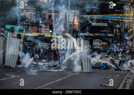 (140206) -- RIO DE JANEIRO, 6 febbraio 2014 (Xinhua) -- la gente partecipa a una protesta contro l'aumento dei prezzi dei biglietti degli autobus a Rio de Janeiro, Brasile, il 6 febbraio 2014. (Xinhua/AGENCIA ESTADO) (ah) (sp) BRASILE-RIO DE JANEIRO-SOCIETÀ-PROTESTA PUBLICATIONxNOTxINxCHN Rio de Janeiro 6 febbraio 2014 le celebrità di XINHUA partecipano a una protesta contro l'aumento dei prezzi dei biglietti degli autobus a Rio de Janeiro in Brasile IL 6 febbraio 2014 XINHUA Agencia Estado AH SP Brazil Rio de Janeiro Society Protest PUBLICATIONxNOTxINxCHN Foto Stock