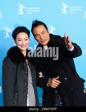 (140207) -- BERLINO, 7 febbraio 2014 (Xinhua) -- l'attore di Hong Kong Simon Yam (R) e l'attrice Kara Hui posano per le foto durante una photocall mentre come membri del cast promuovono The Midnight After , un nuovo film diretto da Fruit Chan, durante il 64° Berlinale International Film Festival a Berlino, in Germania, il 7 febbraio 2014. (Xinhua/Zhang fan) GERMANIA-BERLINO-BERLINALE-FILM-FESTIVAL-THE MIDNIGHT AFTER PUBLICATIONxNOTxINxCHN Berlino 7 febbraio 2014 XINHUA Hong Kong l'attore Simon Yam r e l'attrice Karabakh Hui posano per le foto DURANTE una foto mentre in qualità di membri del cast promuovono la mezzanotte dopo un nuovo film diretto da Foto Stock