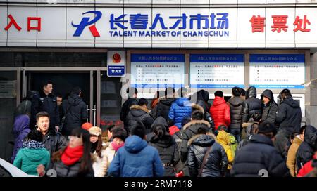 Gli operatori in cerca di lavoro si schierano al di fuori di un servizio di collocamento a Changchun, capitale della provincia di Jilin della Cina nord-orientale, 8 febbraio 2014. Oltre 1.000 posizioni sono state offerte alla fiera del lavoro di sabato. (Xinhua/Zhang Nan) (cjq) CHINA-JILIN-CHANGCHUN-JOB FAIR (CN) PUBLICATIONxNOTxINxCHN Job Seekers Line Up Outside to Employment Service in Changchun capitale della provincia di Jilin della Cina nord-orientale 8 febbraio 2014 oltre 1 000 POSIZIONI che cosa ha offerto ALLA fiera del lavoro di sabato XINHUA Zhang Nan Cina Jilin Changchun Job Fair CN PUBLICAXINTIXNOTXN Foto Stock