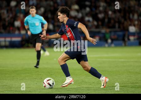 Parigi, Francia. 27 agosto 2023. Vitinha del PSG durante la partita di calcio del campionato francese di Ligue 1 tra Paris Saint-Germain (PSG) e RC Lens (RCL) il 26 agosto 2023 allo stadio Parc des Princes di Parigi, Francia - foto Jean Catuffe/DPPI Credit: DPPI Media/Alamy Live News Foto Stock