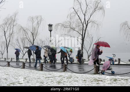 La gente cammina sulla strada rialzata di Baidi coperta di neve vicino al Lago Ovest a Hangzhou, capitale della provincia dello Zhejiang della Cina orientale, 9 febbraio 2014. Hangzhou ha salutato la prima neve di questo inverno domenica, che doveva durare fino a lunedì mattina. (Xinhua/Ju Huanzong) (zwx) CHINA-ZHEJIANG-HANGZHOU-SNOWFALL(CN) PUBLICATIONxNOTxINxCHN Celebrities Walk ON the Snow Covered Causeway near the WEST Lake in Hangzhou capitale della provincia dello Zhejiang della Cina orientale 9 febbraio 2014 Hangzhou ha salutato la prima neve di questo inverno LA domenica che cosa prevedeva di caricare fino a lunedì mattina XINHUA JU China Zhejiang Hang Foto Stock